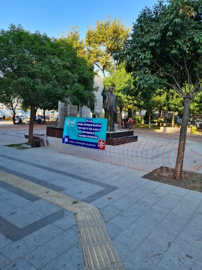 İBB; Sirkeci’de Emirler Mescidi’nin bulunduğu alana heykel dikti