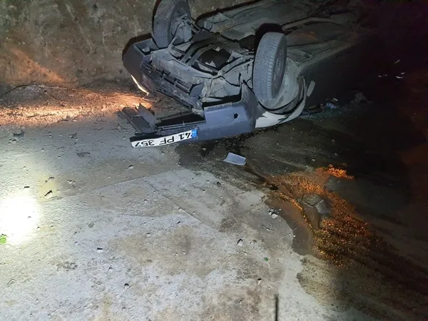 kocaelide-otomobil-kontrolden-cikti-insaat-alanina-uctu-1664344718579.jpg Kocaeli’de otomobil kontrolden çıktı inşaat alanına uçtu! - 3