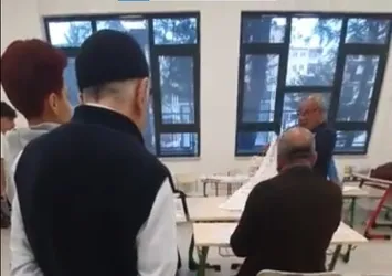 80 yaşındaki Eyüp Ekmekçi sandığın güvenliğini böyle sağladı! Sosyal medyada viral olan anlar