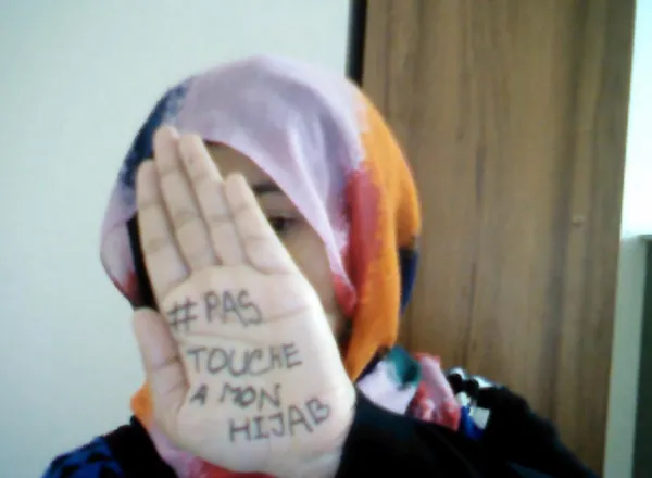 Fransa’da Müslüman kadınlar İslam düşmanlığına karşı ayaklandı: Başörtüme dokunma