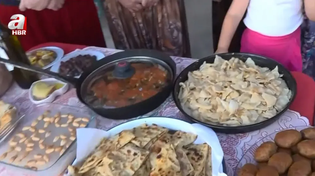 Menemen'in yöresel lezzetleri: Köy kadınları geleneksel tarifleri hazırladı