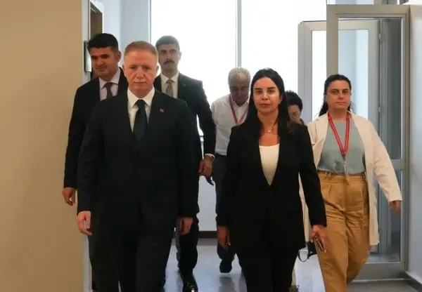 asik-veyselin-kizi-hayriye-ozer-hastaneye-kaldirildi-iste-son-durumu-1722106731524.jpg Aşık Veysel'in kızı Hayriye Özer hastaneye kaldırıldı! İşte son durumu - 3