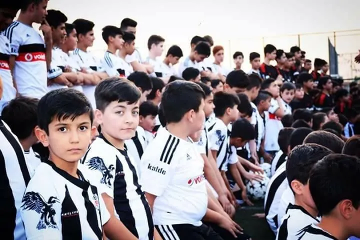 Mülteci çocukların moral kaynağı Beşiktaş