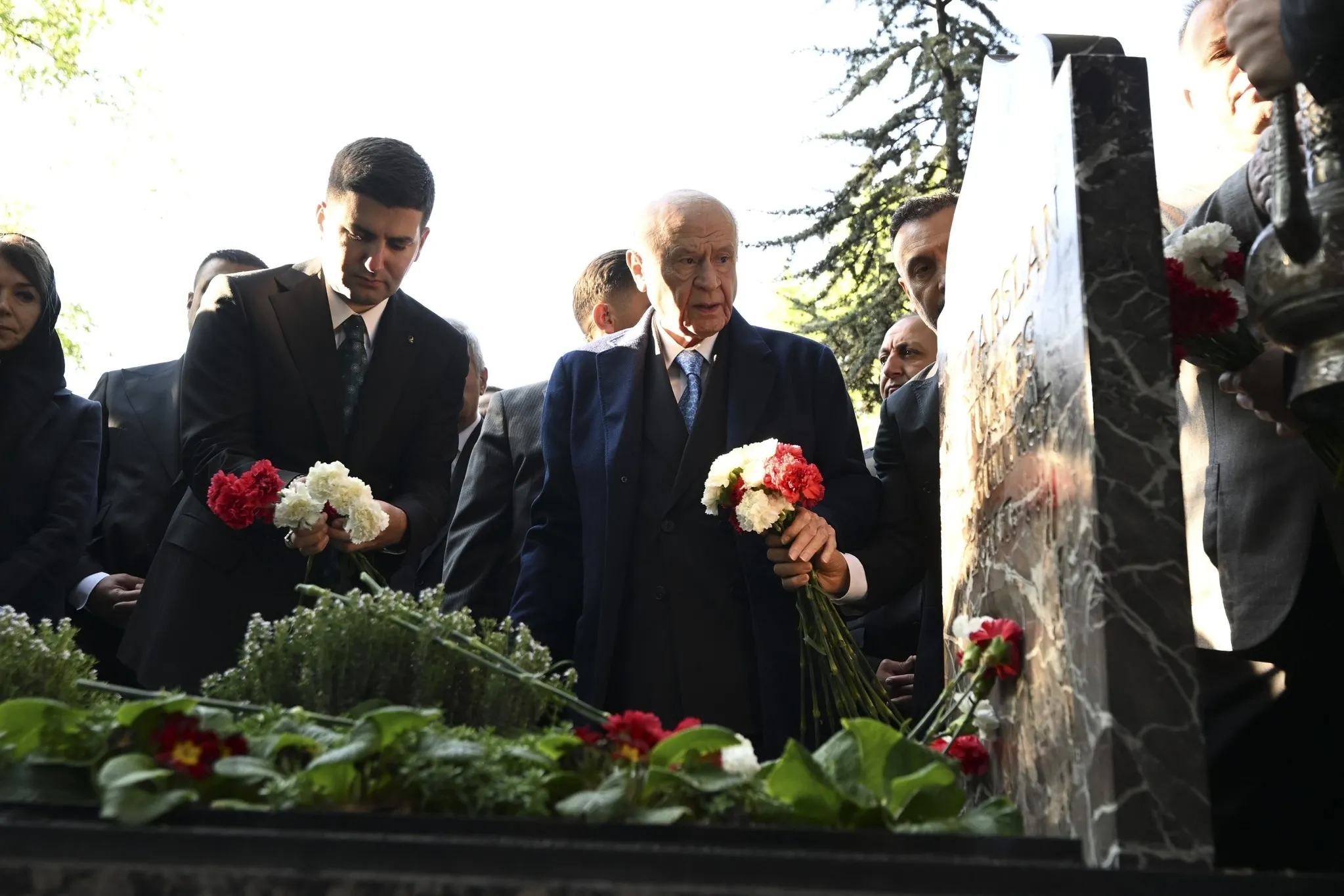 MHP lideri Bahçeli'den Alparslan Türkeş'in mezarına bayram ziyareti