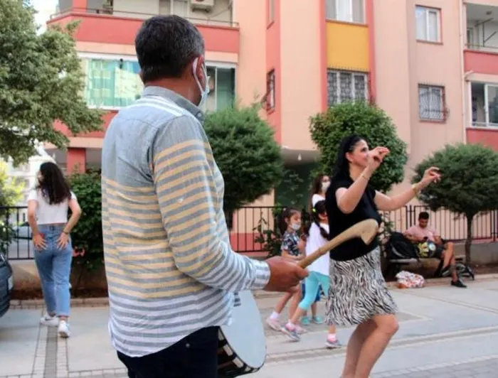 2 yıl sonra boşanma davasını kazanınca davul zurnayla kutladı - 2