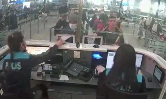 Suriyeli bir kişiye pasaportunu satan ABD'li yakalandı! Pasaportun fotoğrafları ortaya çıktı - 1