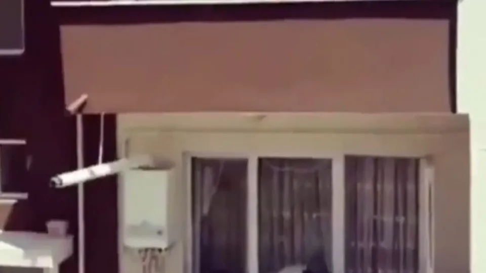 Koronavirüs salgını nedeniyle balkonda mukabele |Video