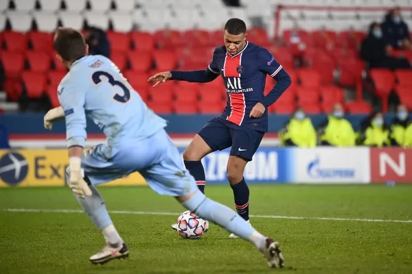 Paris Saint Germain - Başakşehir maçını ev sahibi ekip 5-1 kazandı - 7
