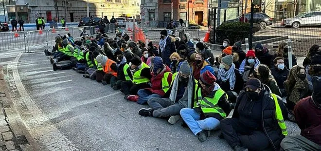 New York’ta onlarca kişi Filistin için sokaklara döküldü! İşgalci İsrail’e protestoya gözaltı