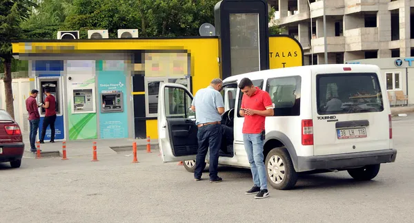 atmden-para-cekerken-havali-tufekle-vuruldu-yaralanan-sahis-hastaneye-kaldirildi-1628449868385.jpg ATM'den para çekerken havalı tüfekle vuruldu: Yaralanan şahıs hastaneye kaldırıldı - 1