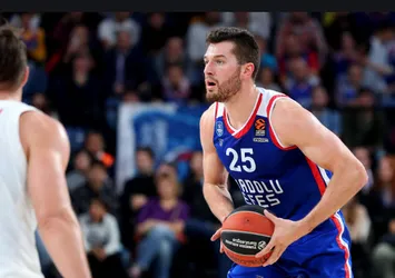Anadolu Efes'in yıldızı Alec Peters takımını sırtlıyor