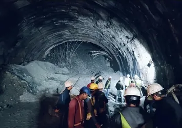 Hindistan'da tünel çöktü: 8 işçi mahsur