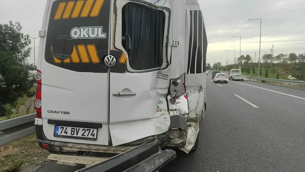 istanbulda-feci-kaza-iett-otobusu-ile-servis-minibusu-carpisti-1668948157120.jpg İstanbul'da feci kaza! İETT otobüsü ile servis minibüsü çarpıştı - 1