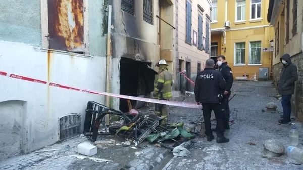 İzmir'de korkutan yangın! Alevlerin içinden itfaiye ekipleri kurtardı - 2