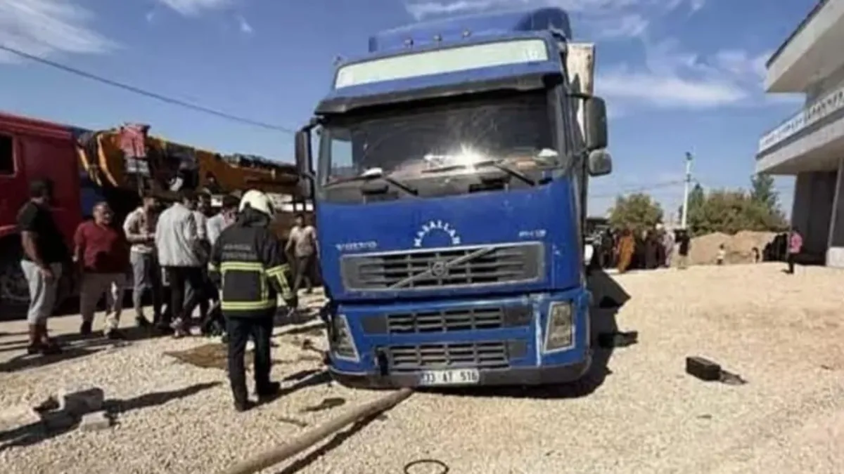 TIR'ın patlayan lastiğini değiştirmek isterken altında kaldı