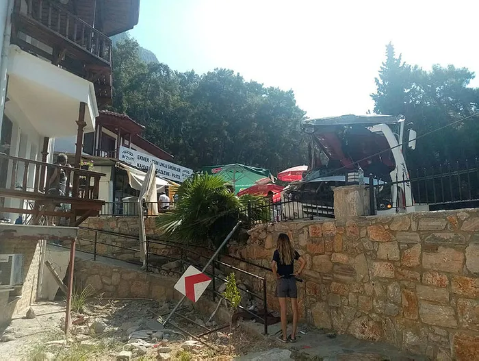 Muğla'da freni boşalan tur otobüsü dehşet saçtı - 1