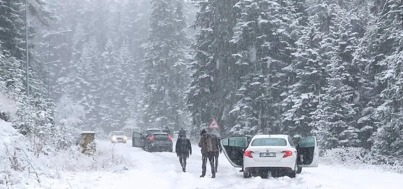 Ilgaz Dağı'na beklenen kar yağışı başladı