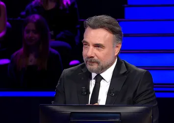 Osmanlı Devleti'nde 18. yüzyılda kaptanıderya ve sadrazam olarak görev yapan Cezayirli Gazi Hasan Paşa hangi hayvanı yanında gezdirmiştir?