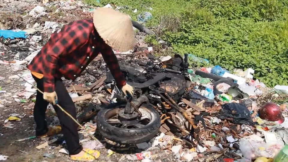 Çöpte bulduğu 30 yıllık yanmış motoru restore etti! Son hali ağızları açık bıraktı