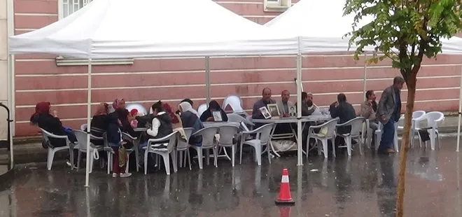 Yağışlı havaya aldırış etmeyen Diyarbakır anneleri eylemlerinin 57’nci gününde