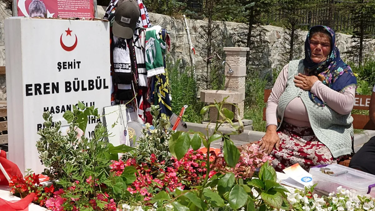 Eren Bülbül'ün şehadetinin 7.yılı! Annesi mezarı başında yürekleri dağladı: 7 yıl 7 bin yıl oldu! O benim yakama takılmış gülümdü...
