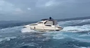 Lüks motoryattan 39 düzensiz göçmen çıktı!