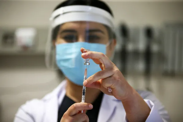 Koronavirüs aşısı olanlar maske takacak mı? Hamileler koronavirüs aşısı olacak mı? Sağlık Bakanlığı duyurdu