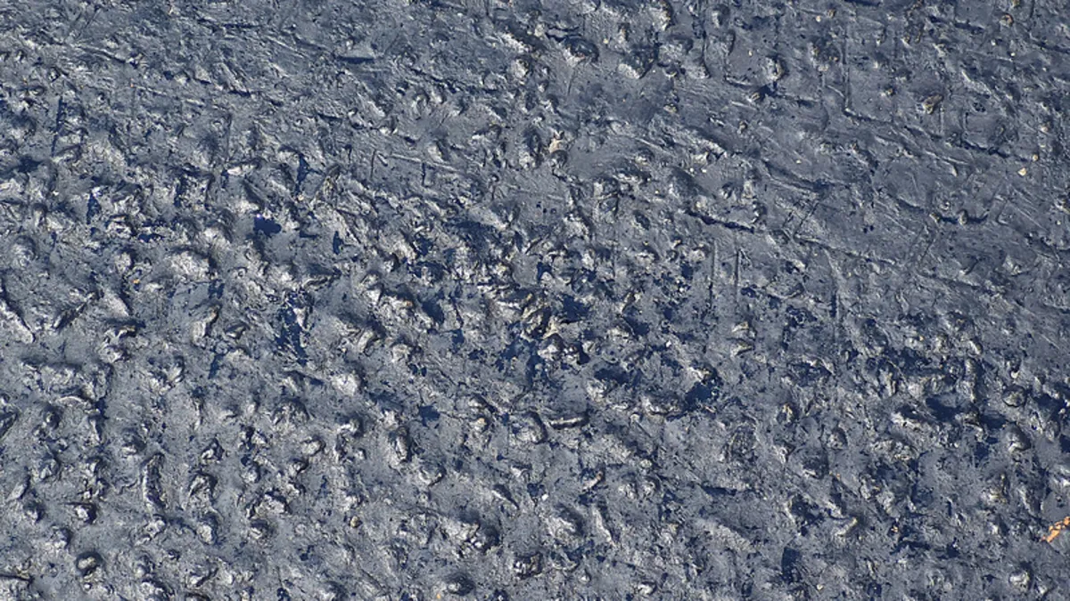 Aşırı sıcaklar asfalt eritti! Günlük yaşam olumsuz etkilendi