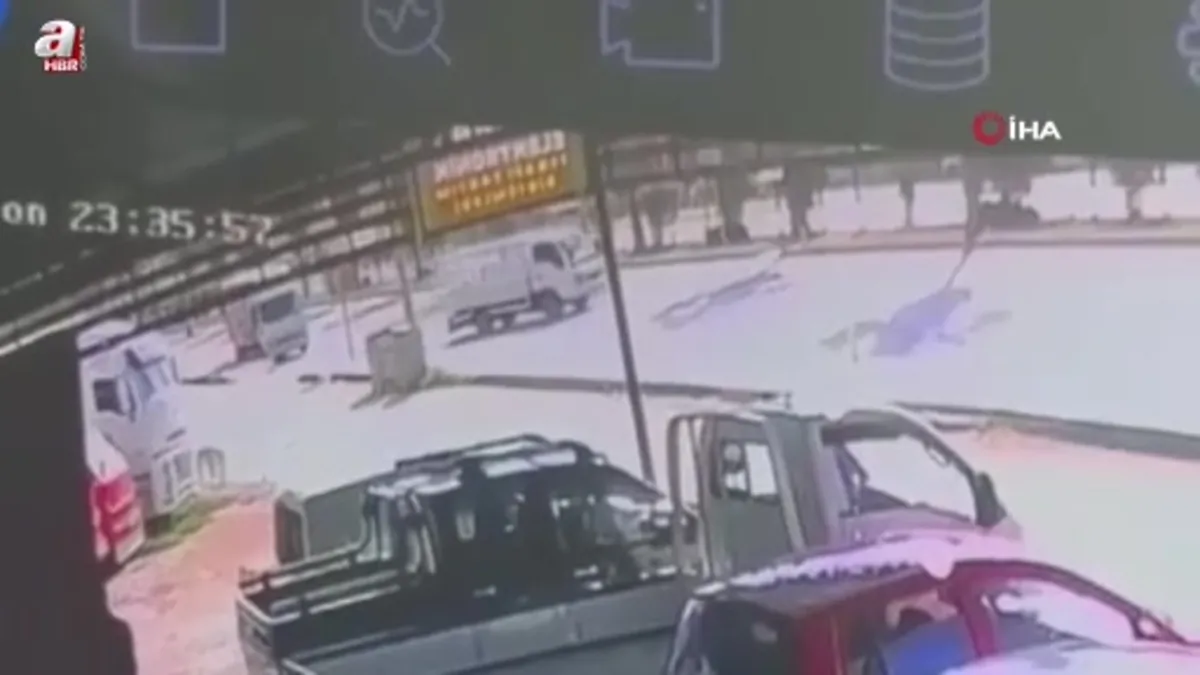 Kamyonetle çarpışan motosiklet kamerada