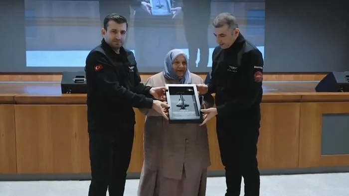 turkiyenin-2023-gelir-vergisi-rekortmeni-baykar-yonetim-kurulu-baskani-selcuk-bayraktar-oldu-1724831757468.jpeg Türkiye'nin 2023 gelir vergisi rekortmeni Baykar Yönetim Kurulu Başkanı Selçuk Bayraktar oldu