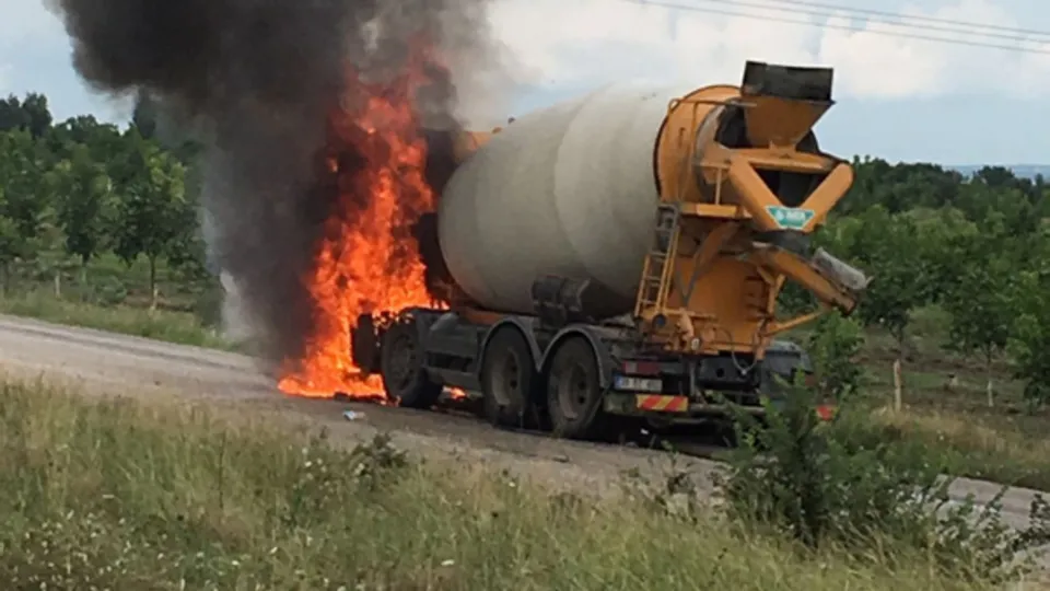 Edirne'de seyir halindeki beton mikseri alev topuna döndü