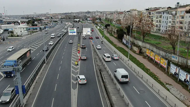 İstanbul’da trafikten kaçmak isteyen sürücüler kazaya davetiye çıkarıyorlar - 5