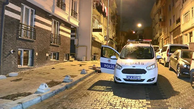 İstanbul'da 24 yaşındaki genç yaşadığı apartmanın önünde ölü bulundu - 6