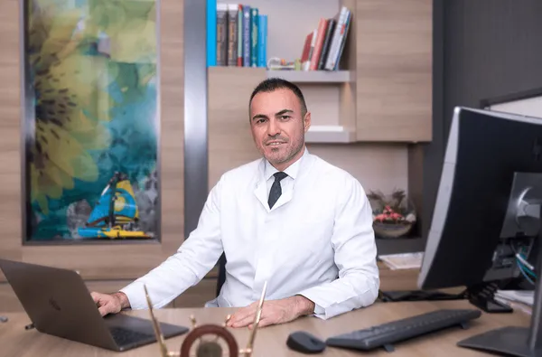 1671601416014.jpg Yapımcı Cüneyt Karakuş’a festivalde profesör dayağı! Hakaret, tehdit ve darp... - 2