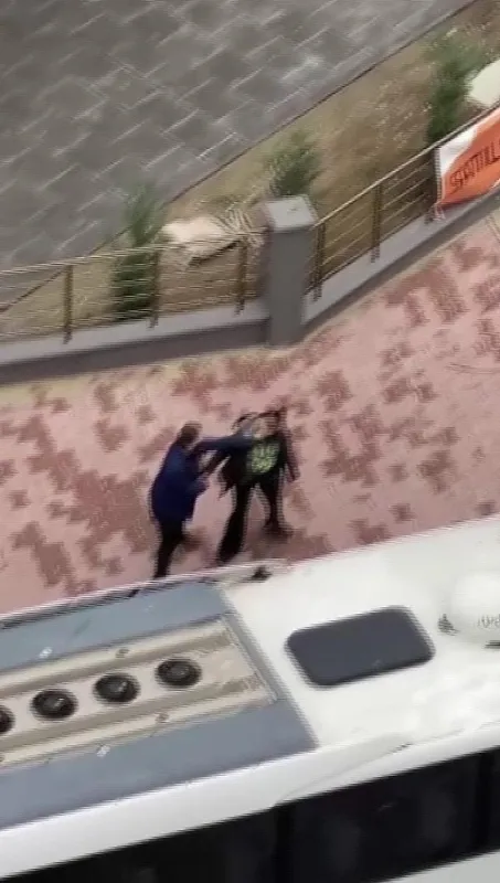 1613299055834.jpg Bahçelievler'de sokak ortasında kadına şiddet! - 3