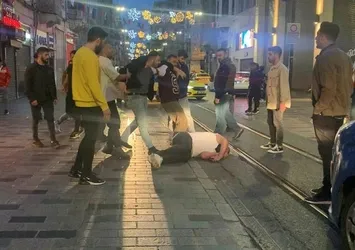 İstiklal Caddesi'nin ortasında bayıltan dayak! Tekme tokat birbirlerine girdiler