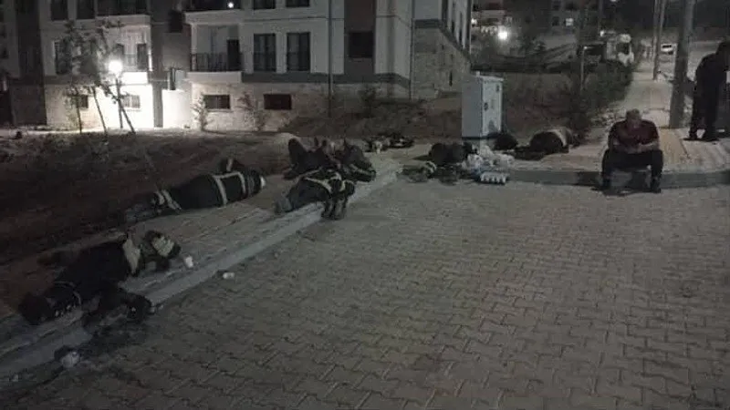 YANGINLA MÜCADELEDE YORGUN DÜŞEN KAHRAMANLAR YERDE UYUDU