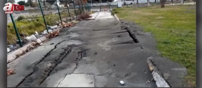 Depremden sonra şoke eden görüntü! İşte yeraltı suyunun fışkırma anı