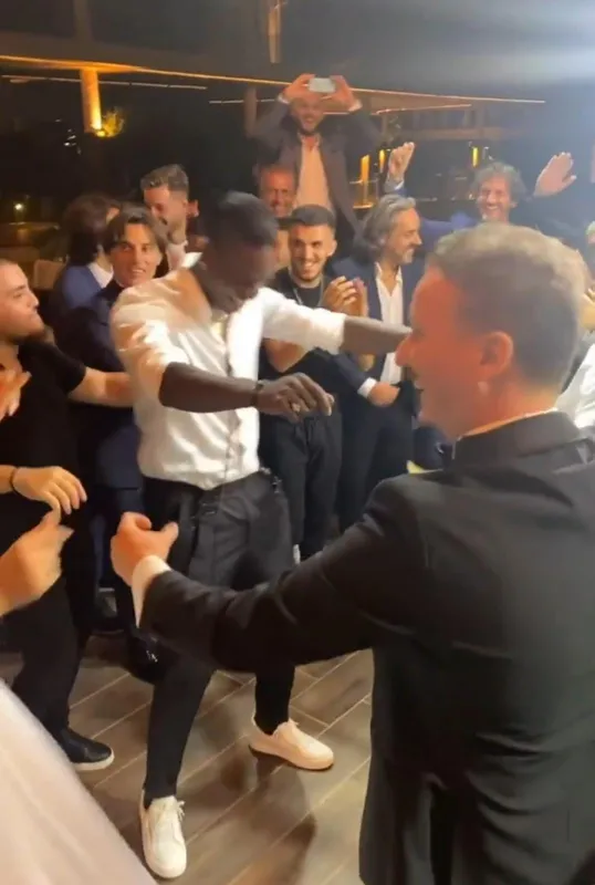 Mario Balotelli’den düğünde çiftetelli şovu