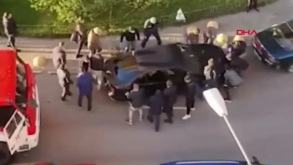 Yanlış yere park etti hayatının şokunu yaşadı! İtfaiye aracını engelleyen otomobil...