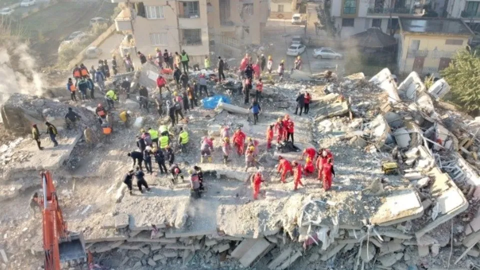 Asrın felaketinde Türkiye için tek yürek oldular: İşte dünyadan duygulandıran kareler