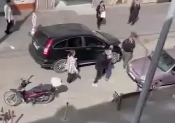 Tacizcisini yakalayıp polise teslim etti!