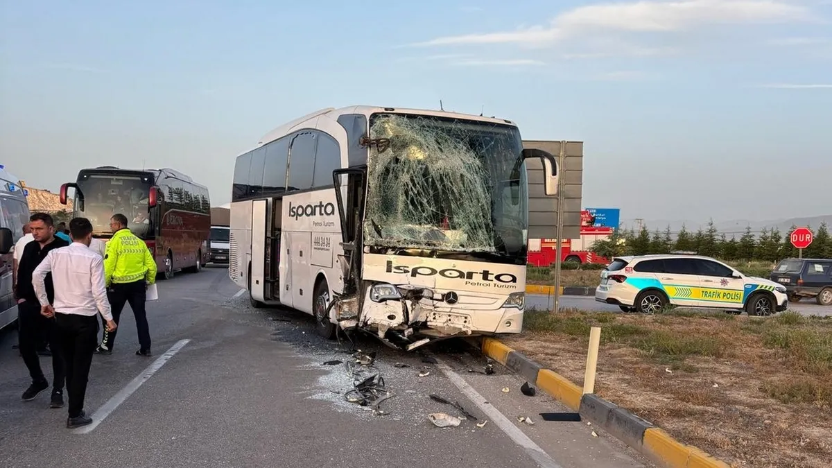 Isparta'da yolcu otobüsü ile tur otobüsünün çarpıştı!