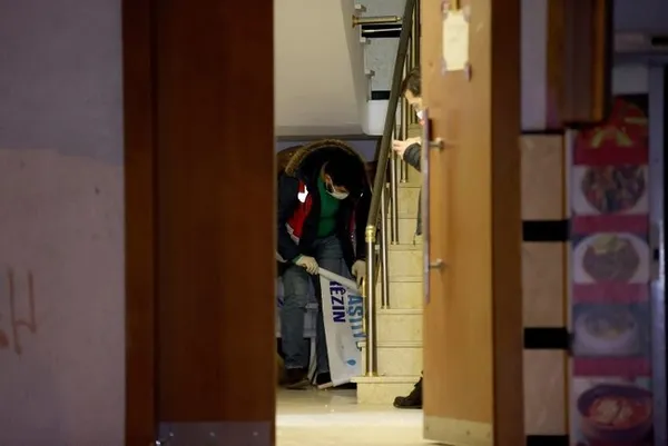 HDP binasına terör operasyonu! PKK elebaşı Öcalan’ın posterleri tek tek indirildi