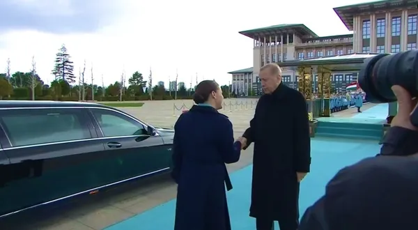 son-dakika-macaristan-cumhurbaskani-ankarada-1680099522011.jpg Başkan Erdoğan'dan Macaristan Cumhurbaşkanı Novak'a resmi karşılama töreni - 1