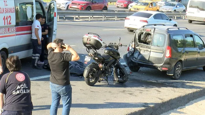 temde-emniyet-seridinde-duran-otomobile-carpan-motosikletin-surucusu-oldu-1658077208548.jpg TEM'de feci kaza: Emniyet şeridinde duran otomobile çarpan motosiklet sürücüsü öldü - 2