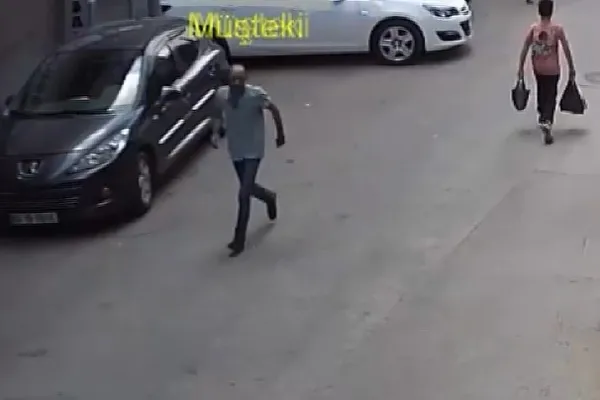 gaziantepte-kapkac-ani-kamerada-yardim-icin-yanasti-telefonu-caldi-1661500600447.jpg Gaziantep’te kapkaç anı kamerada! Yardım için yanaştı telefonu çaldı - 1