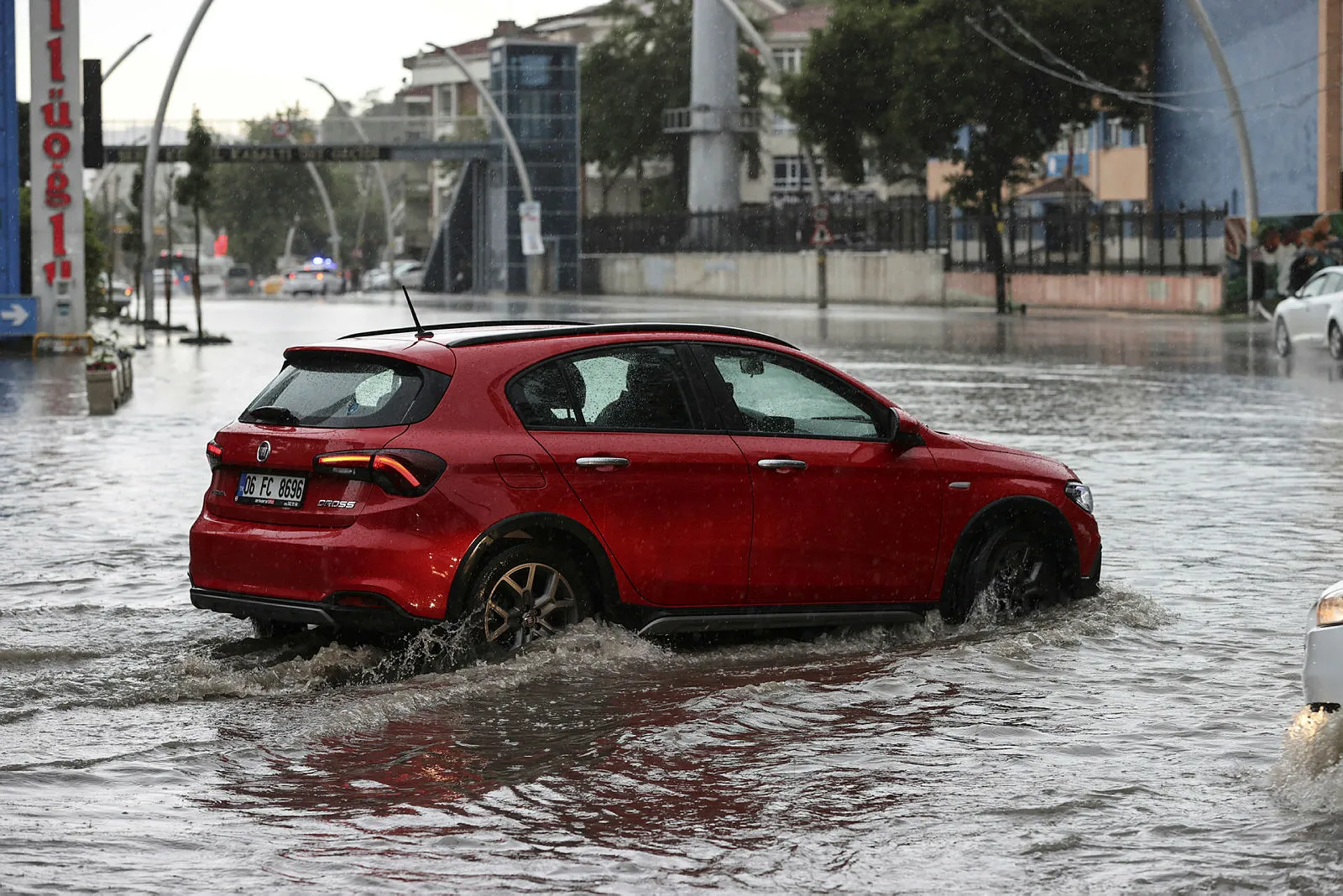 Ankara'yı yine sel vurdu! Meteoroloji'nin uyarısı sonrası cadde ve sokaklar göle döndü! 5 günlük hava durumu tahmini...