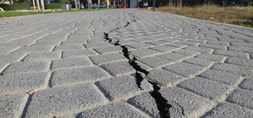 Deprem sonrası Silivri Yoğurtçu Parkı'nda korkutan görüntü! Çatlak büyüdü