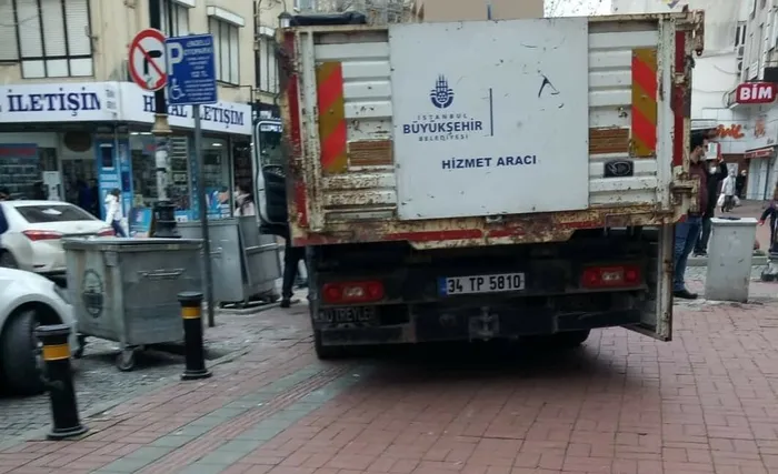 İYİ Parti ilçe binası eşyalarını İBB aracı taşıdı! Maltepe teşkilatının taşınması için işçiler gönderildi - 1